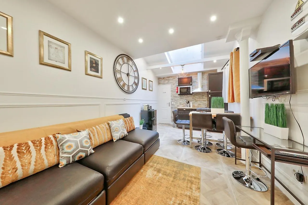 38 Atelier Mona Lisa Apartman *